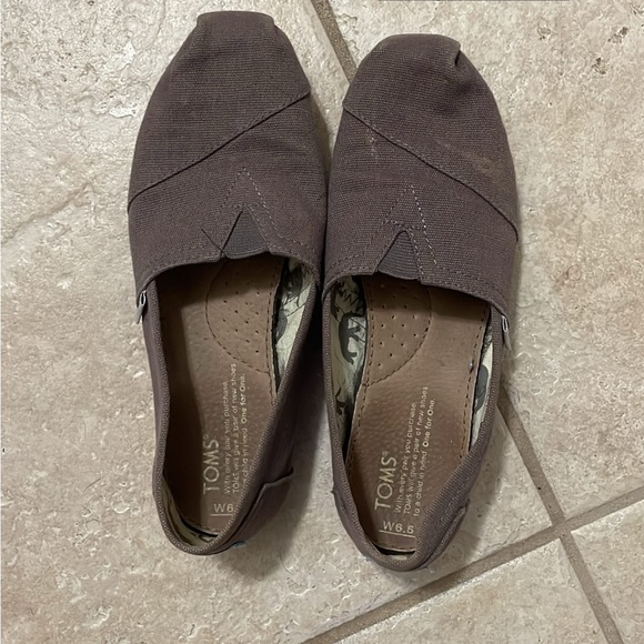 TOMS Women's Taupe Loafers - Picture 1 of 1